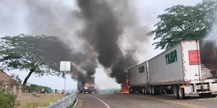 ¡Violencia en Chiapas! Queman camiones de carga en Venustiano Carranza