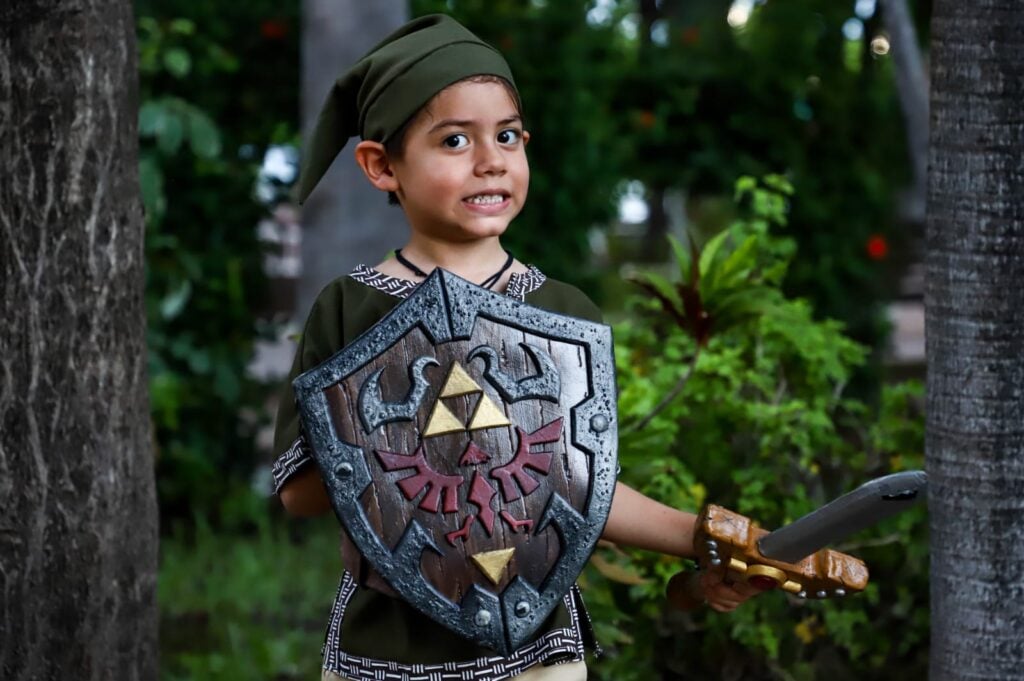 Pequeño haciendo cosplay de Link, personaje de The Legend of Zelda