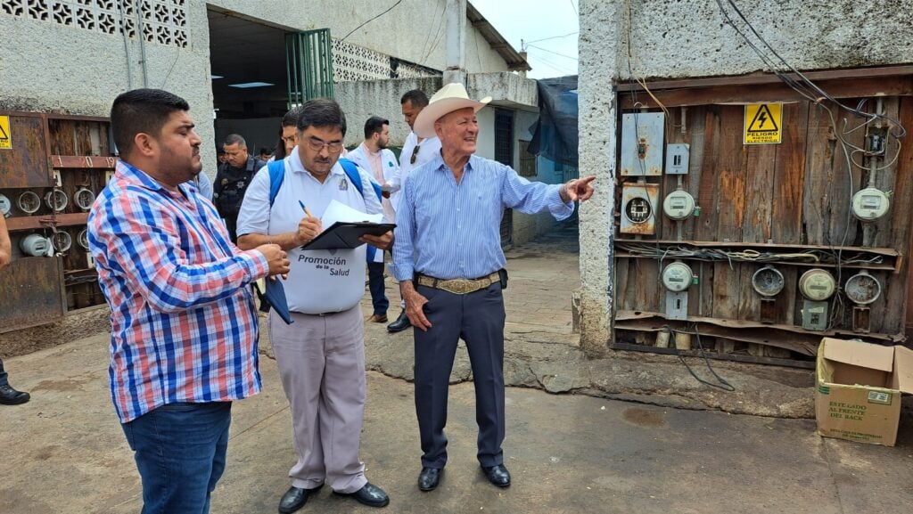 Personal de la Jurisdicción Sanitaria 03 en el Mercado Municipal de Angostura