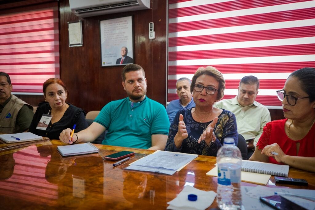 Reunión entre el acalde de Guasave, DIF, representantes del sector Salud, Cruz Roja, Protección Civil, Sipinna, Coepriss, Seguridad Ciudadana y Movilidad Sustentable