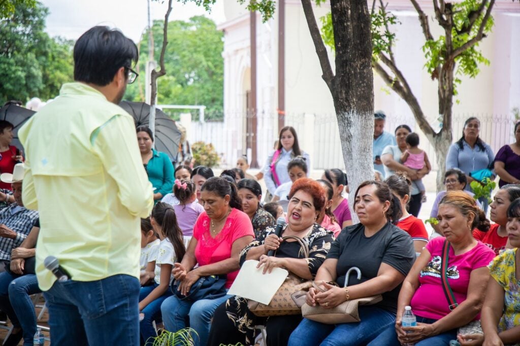 Acalde de Culiacán escuchando e interactuando con vecinos de la sindicatura de Tepuche