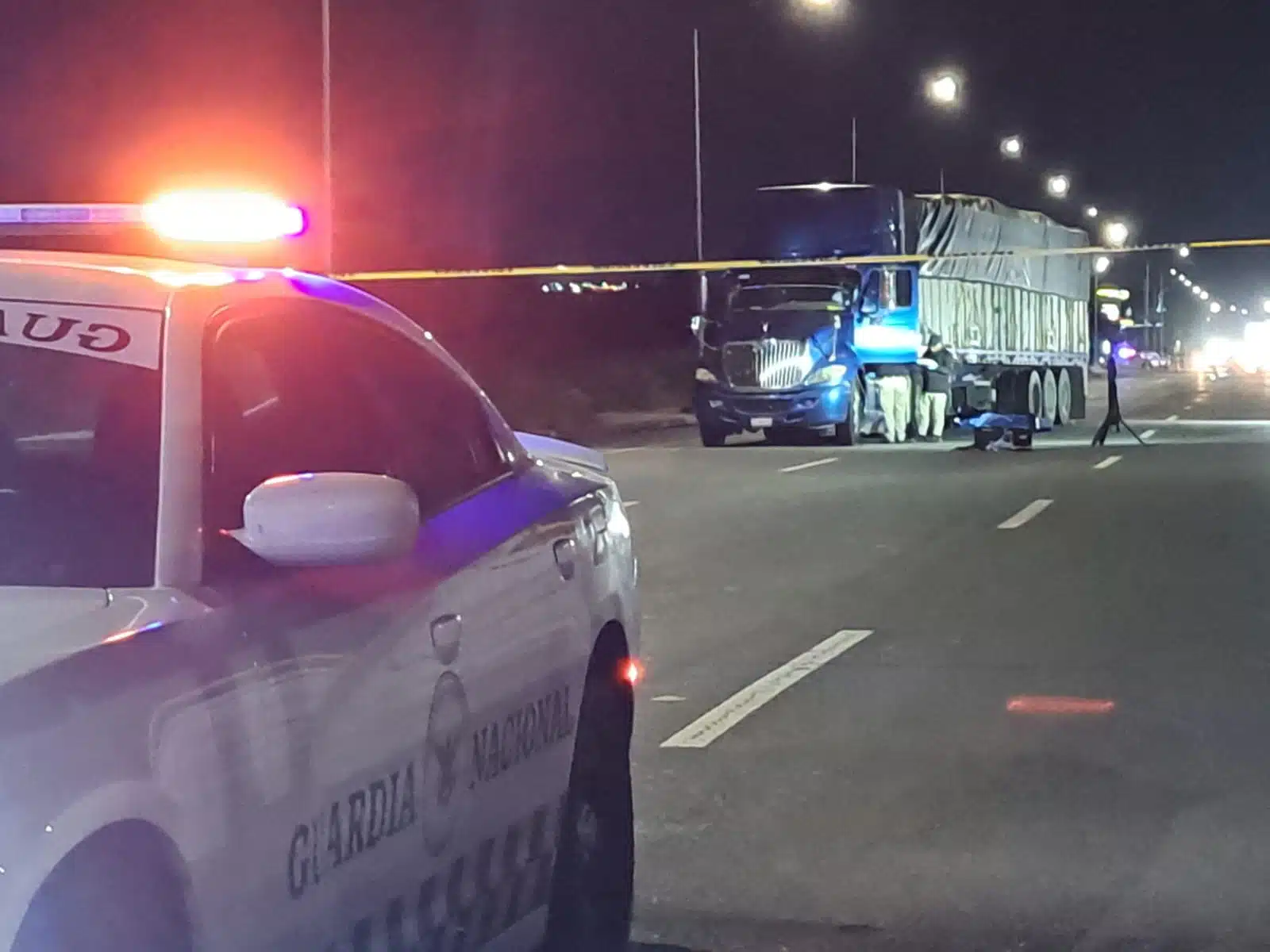 Vehículo de la Guardia Nacional cerca de la zona acordonada donde se encuentra el tráiler, en La Costerita