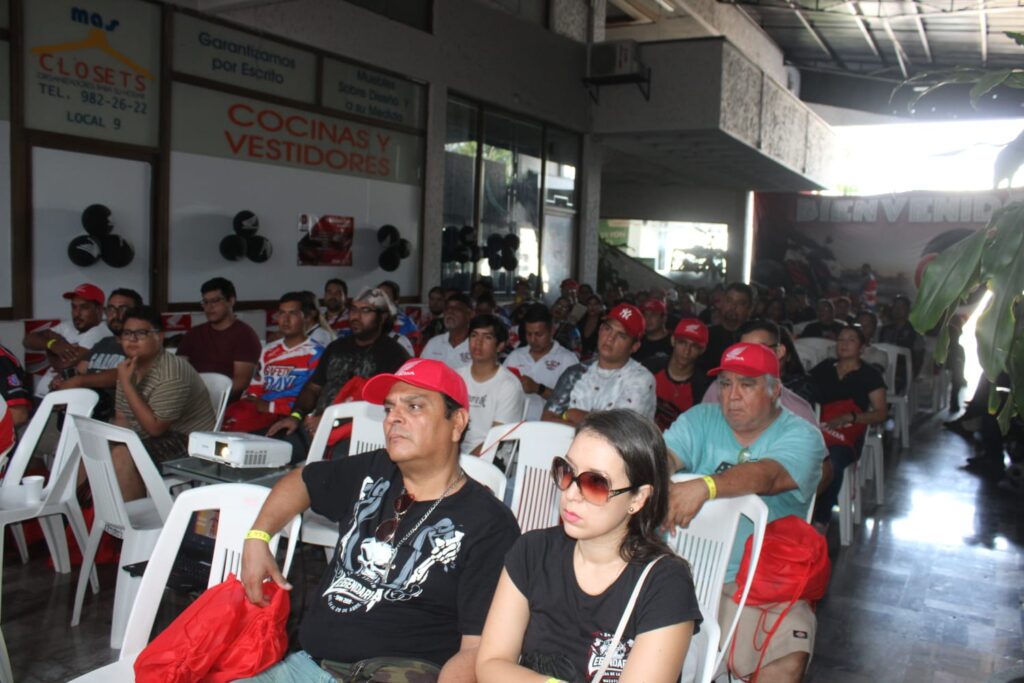 Motociclistas sentados en el evento "Café con Honda" en Mazatlán