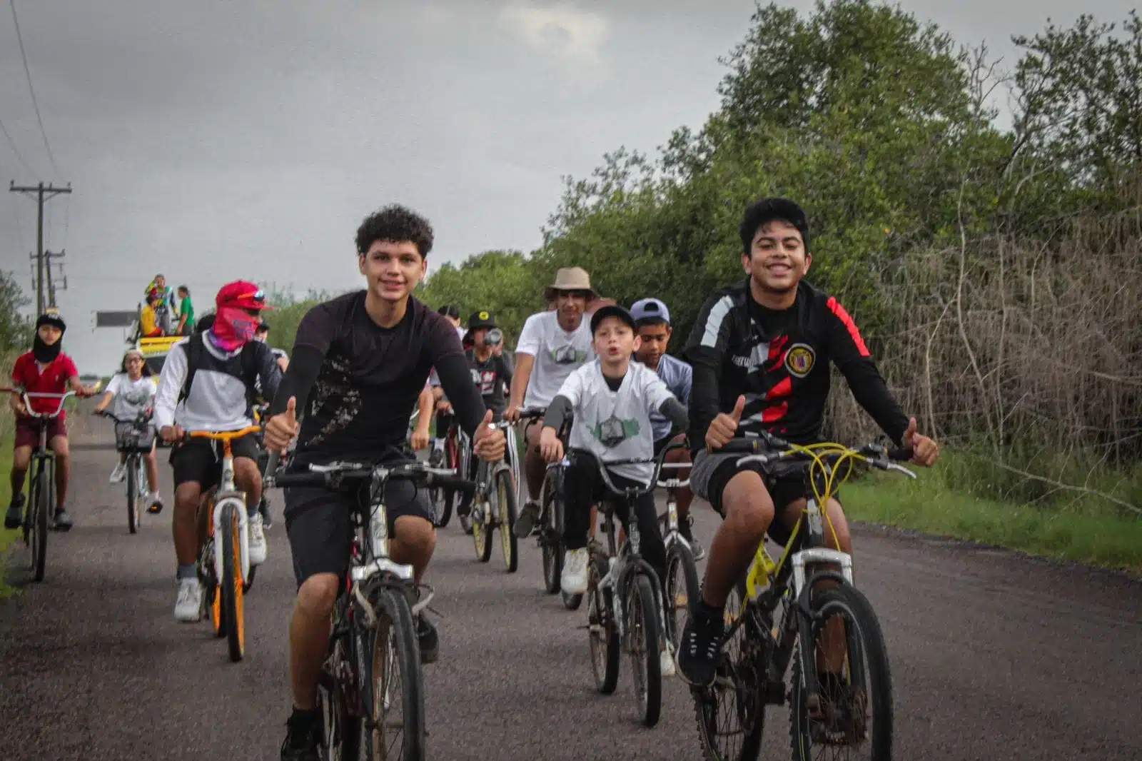 Jóvenes a bordo de sus bicicletas en rodada por el mes de la juventud