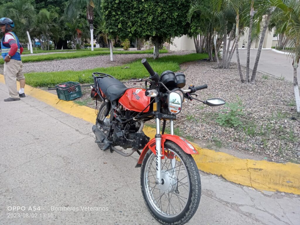 Motocicleta de color rojo con abolladuras