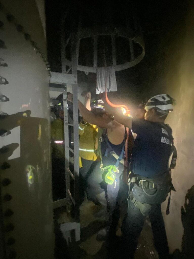 Personal de Bomberos realizando trabajo de rescate