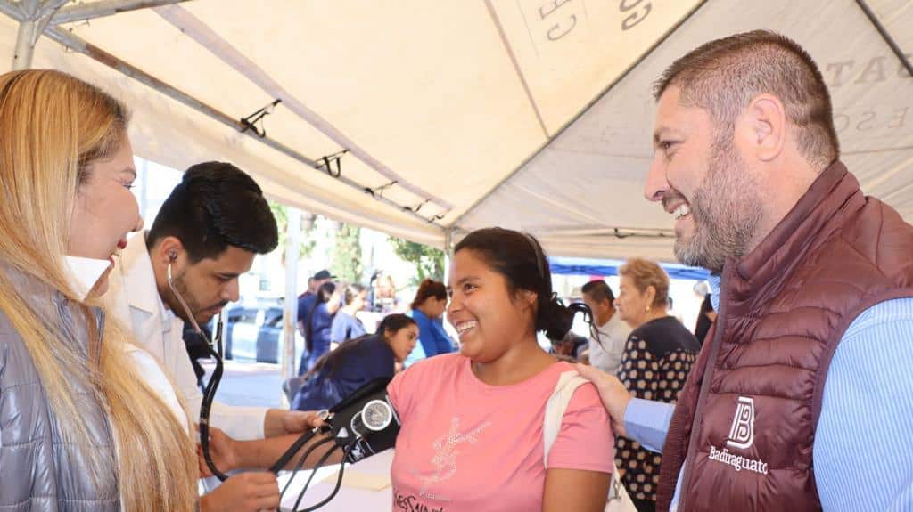 Joven mujer siendo atendida por un médico