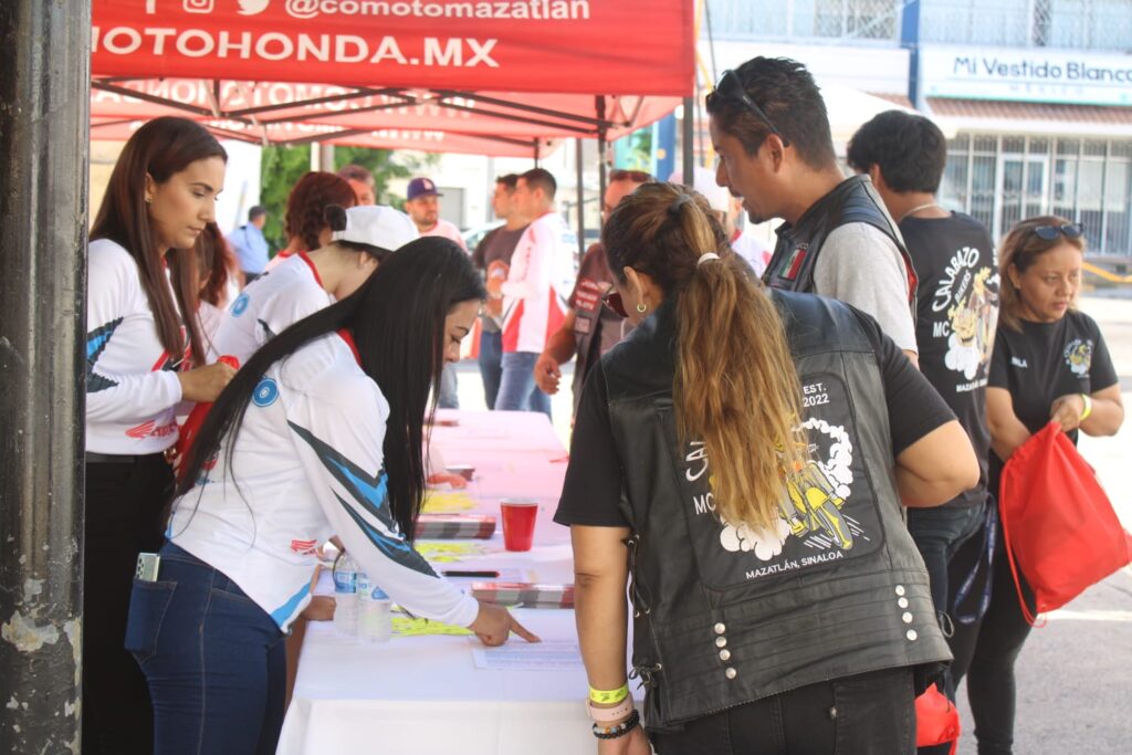 Motociclistas registrándose en el evento "Café con Honda" en Mazatlán