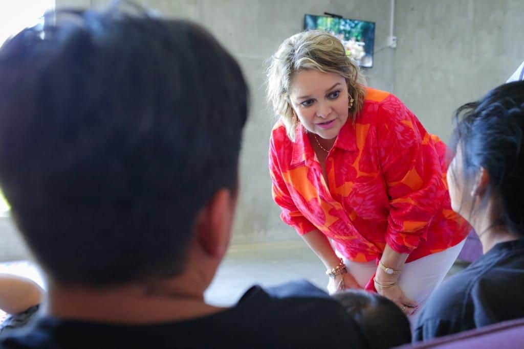 Eneyda Rocha, presidenta de DIF Sinaloa conversando con las personas que se encuentran en el Centro de Asistencia Social para Migrantes