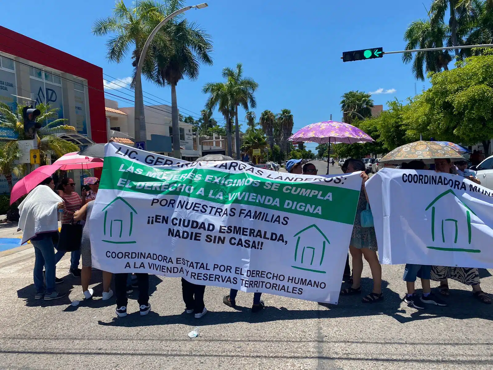 Manifestación de precaristas por la calle Santos Degollado en Los Mochis