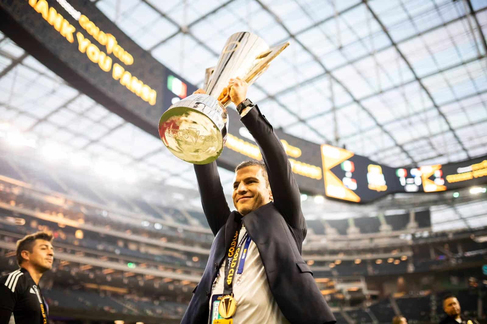 Jimmy Lozano sosteniendo la Copa Oro 2023