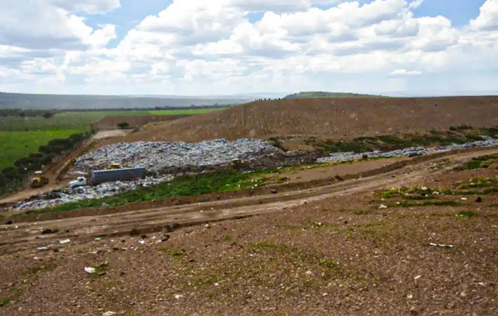 Grandes cantidades de desechos de basura en una zona serrana