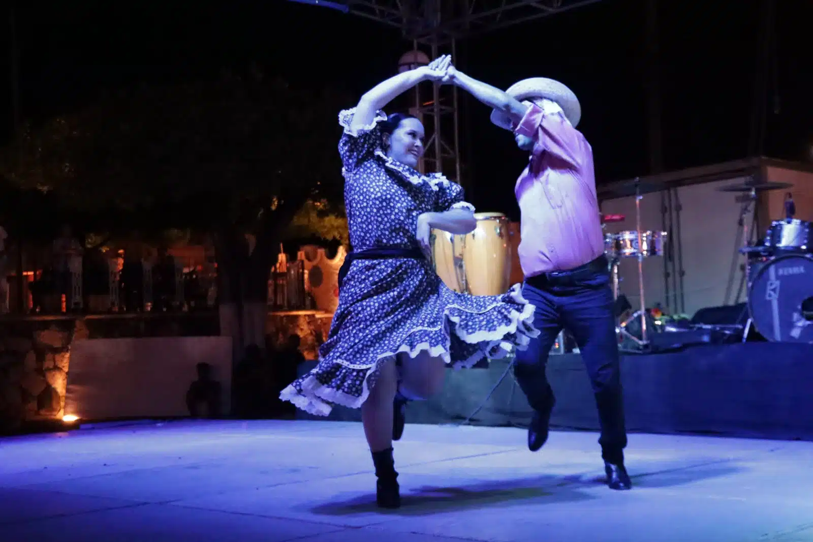 Pareja realizando un baile tradicional en los festejos de El Rosario