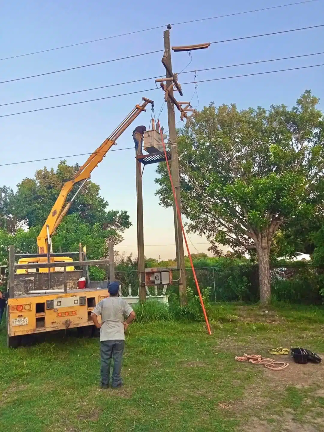 Trabajos de electricidad con maquinaria