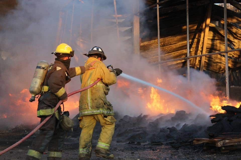 BOMBEROS APAGANDO INCENDIO