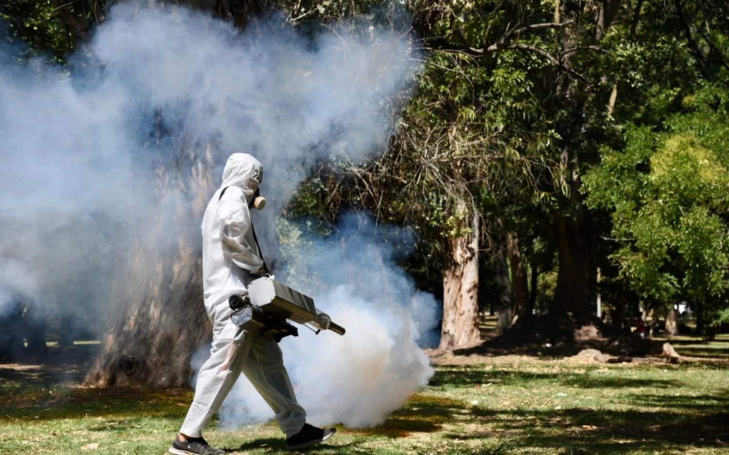 Persona fumigando un espacio abierto