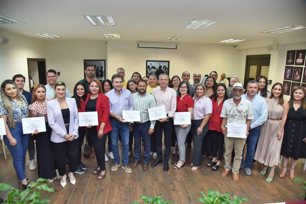 Alcalde de Ahome junto a funcionarios públicos y dirigentes de empresas certificadas de Ahome