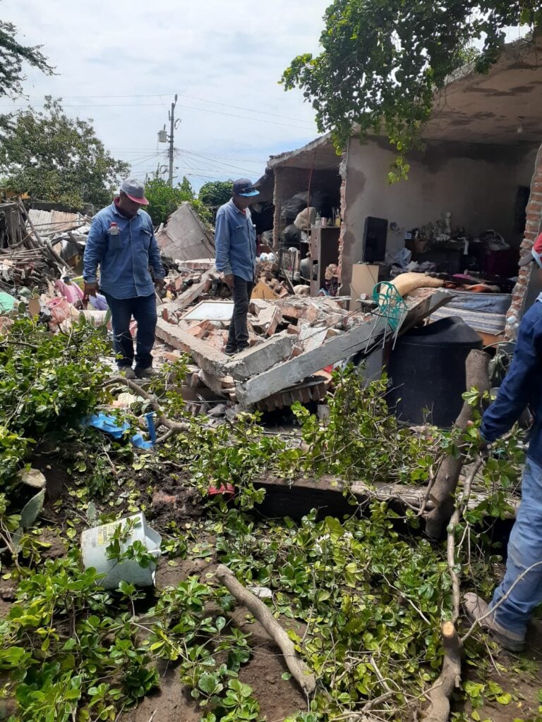 Personal de Obras Públicas, Servicios Públicos y Protección Civil con maquinaria para retirar escombros y limpiar el predio