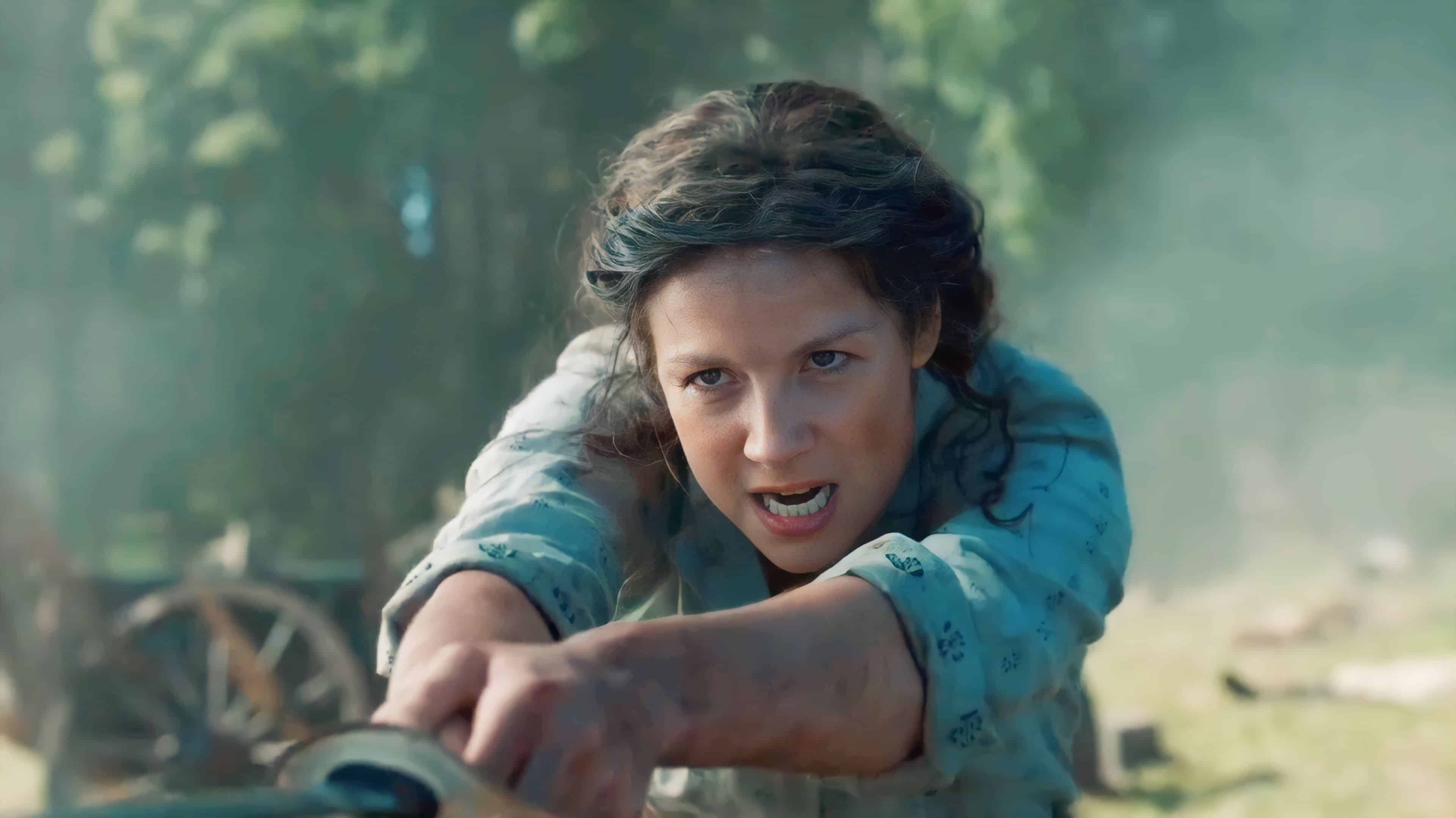 Caitriona Balfe interpretando su personaje en Outlander