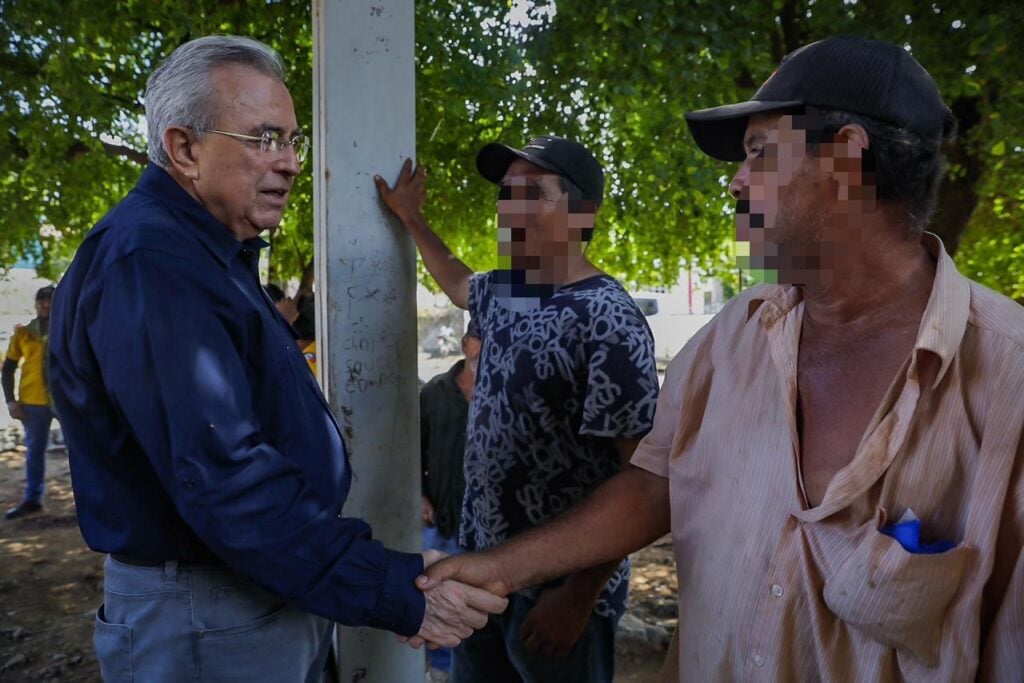 Gobernador saludando a un vecino de San José de las Delicias