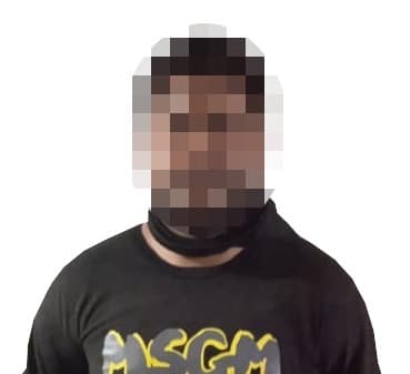 Persona detenida con el rostro difuminado
