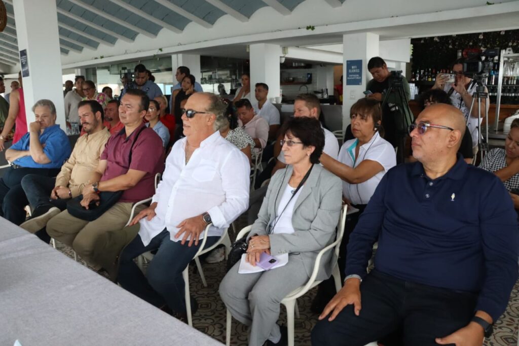 Personalidades presentes durante la conferencia de prensa de la convención FCCA