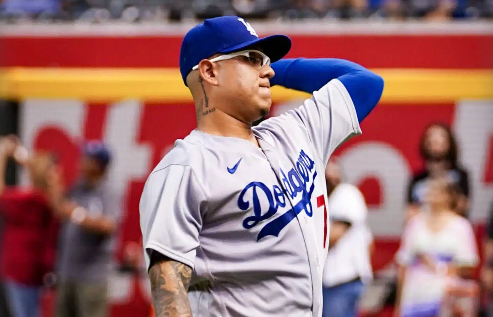 Julio Urías portando el uniforme de los Dodgers de Los Ángeles