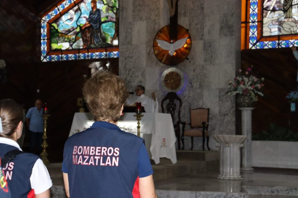 Elementos de Bomberos Mazatlán en la iglesia por conmemoración del Día del Bombero