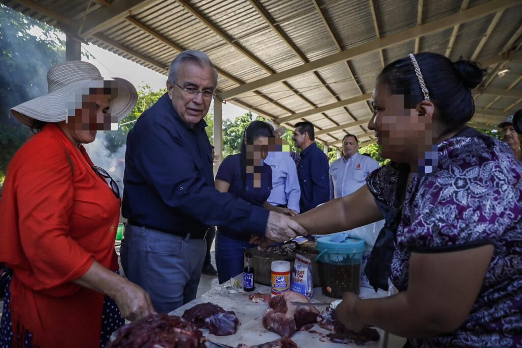 Rocha saludando a vecina de San José de las Delicias