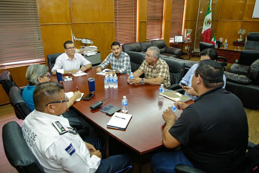 Reunión con autoridades municipales donde trataron el tema del basurón
