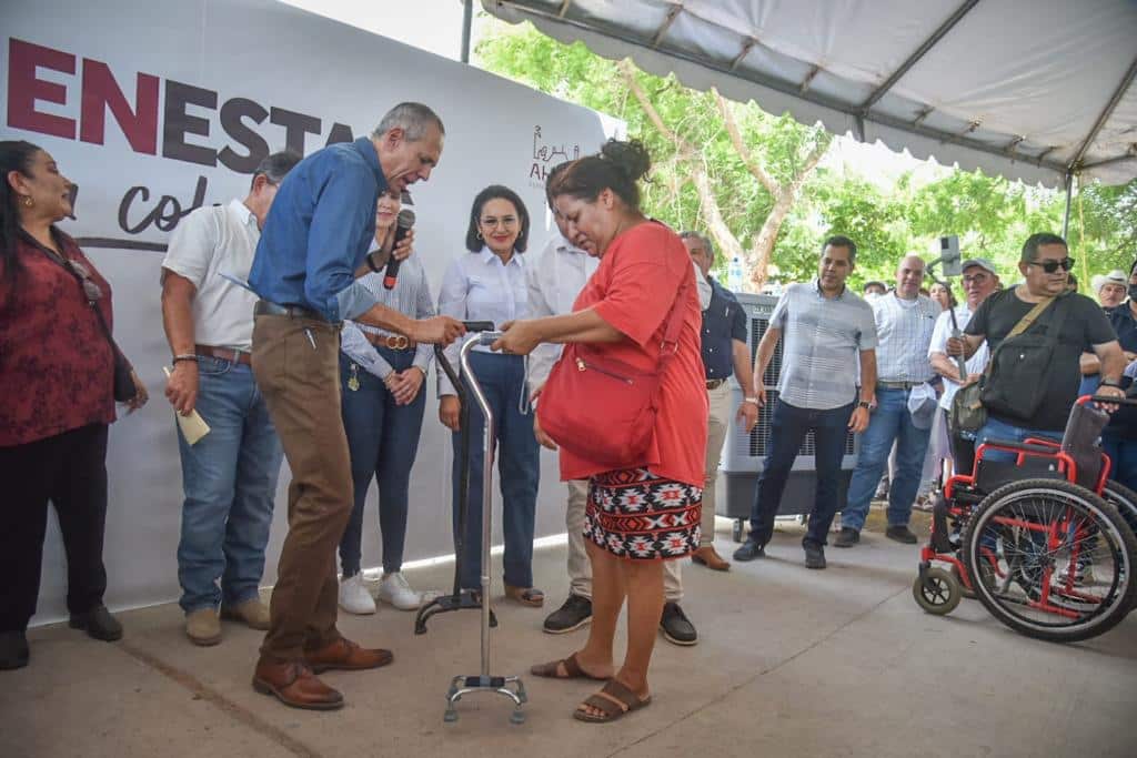 Alcalde de Ahome entregando un bastón