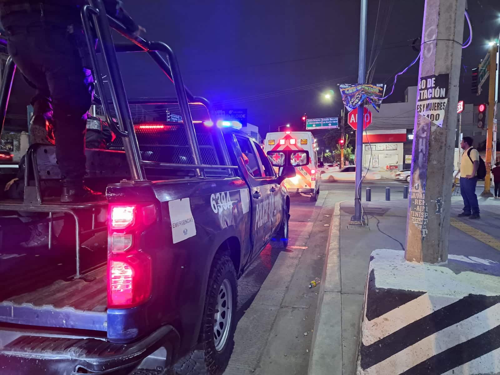 Vehículos de la Policía Estatal y Cruz Roja