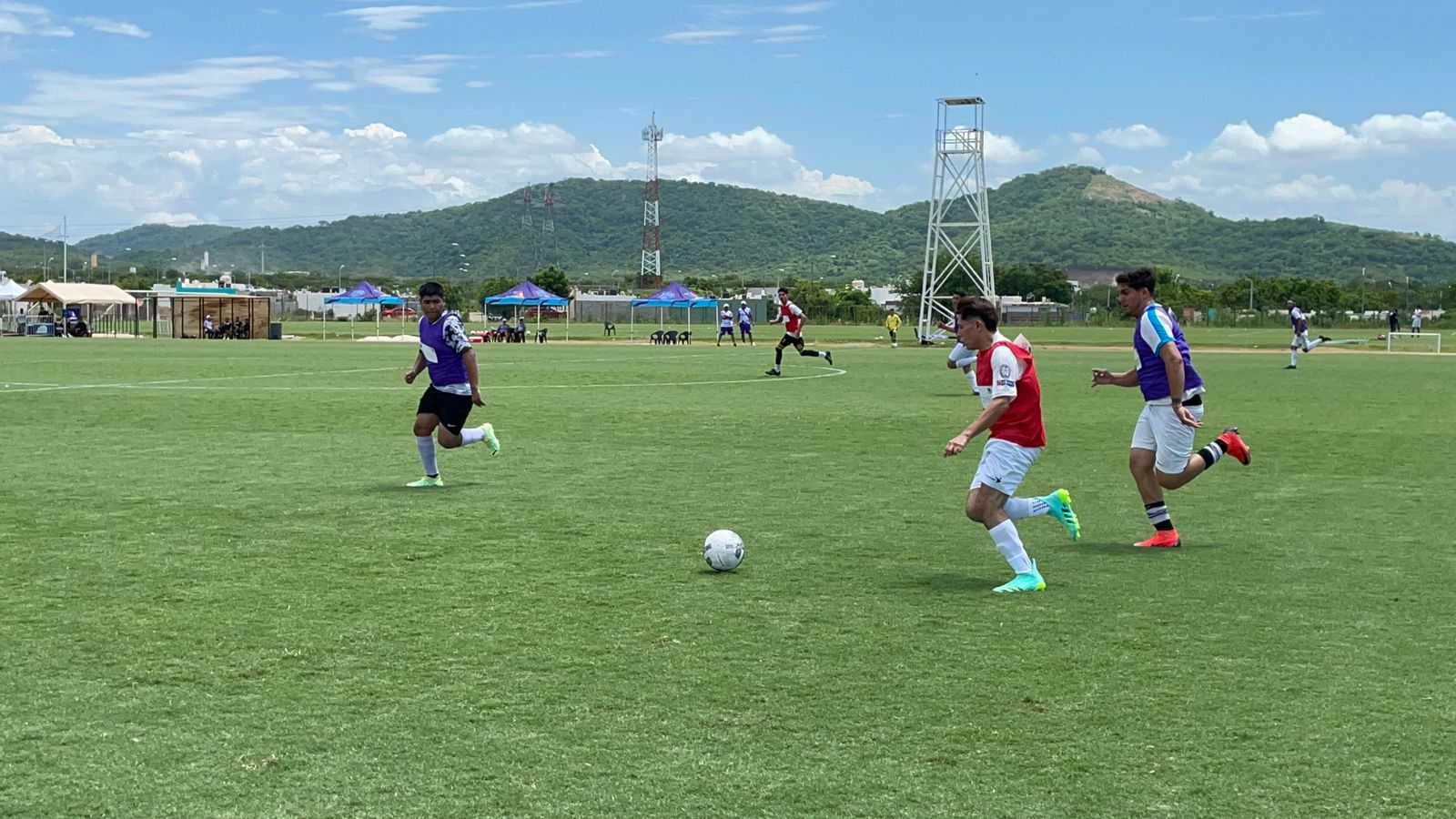 Decenas de jóvenes asistieron al primer día del reality show deportivo “Dbut FC”