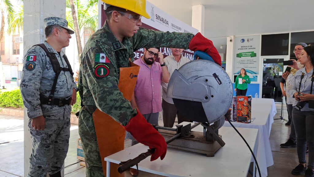 Personal del Ejército destruyendo un arma con una máquina especial