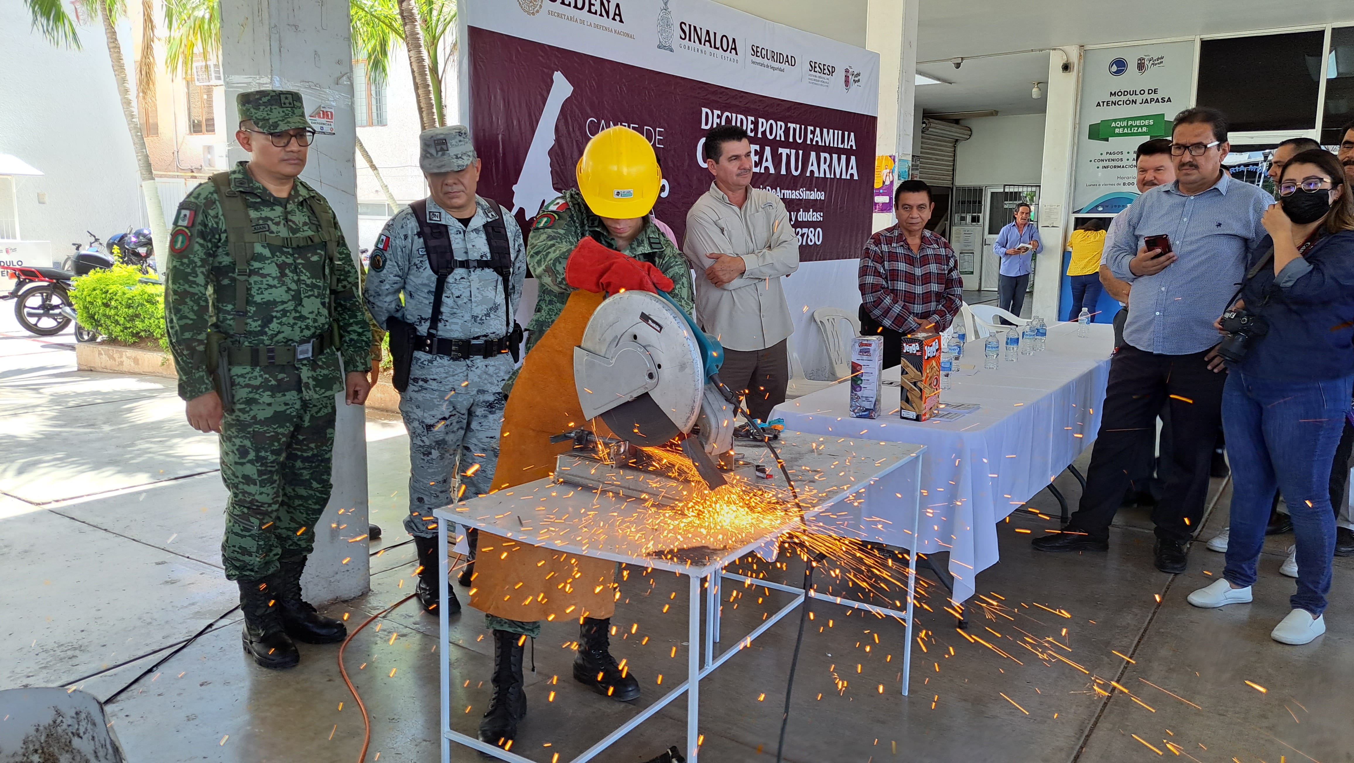 Personal del Ejército destruyendo un arma con una máquina especial