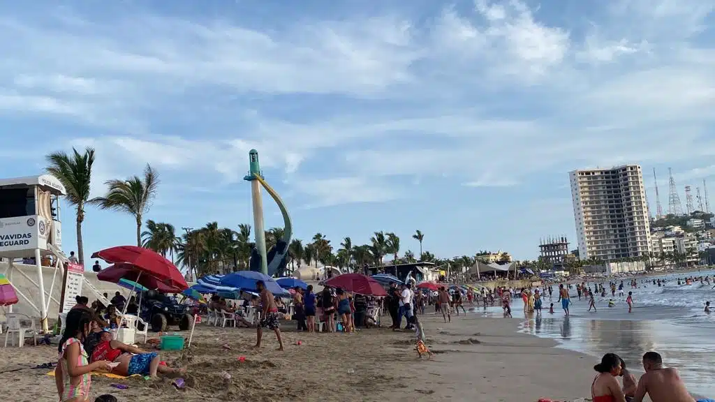 Playa de Mazatlán llena de turistas
