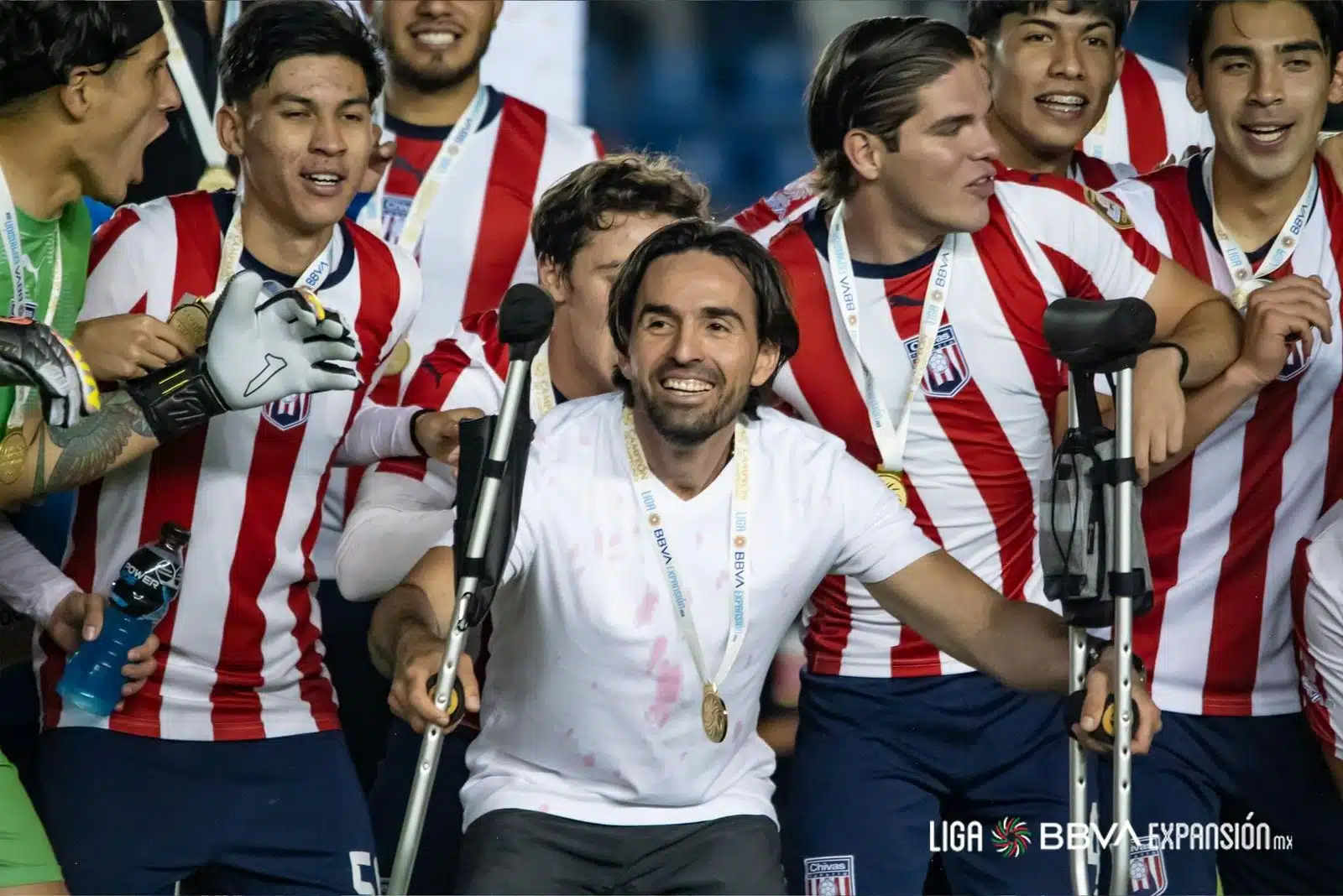 Gerardo Espinoza festejando en la Liga de Expansión junto a las Chivas