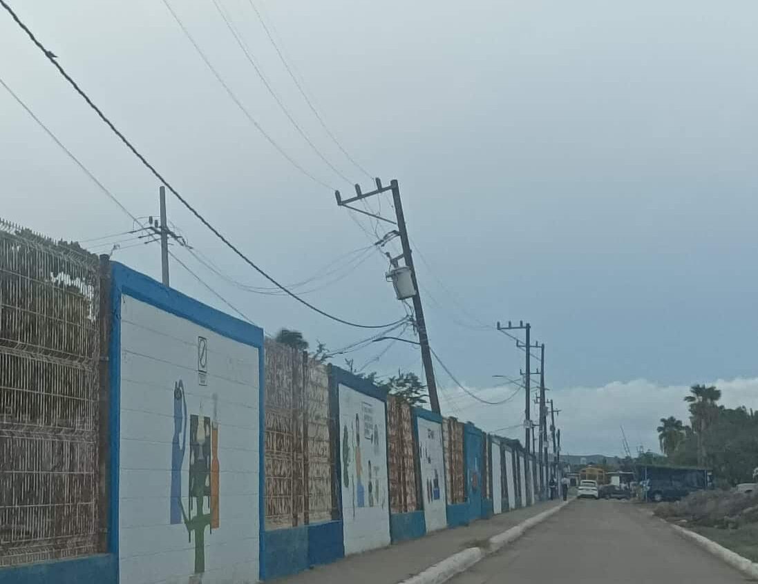 Poste de energía eléctrica a punto de colapsar en Topolobampo