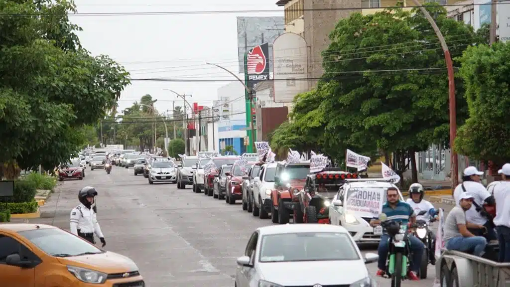 Vehículos desfilan en caravana en apoyo a Adán Augusto