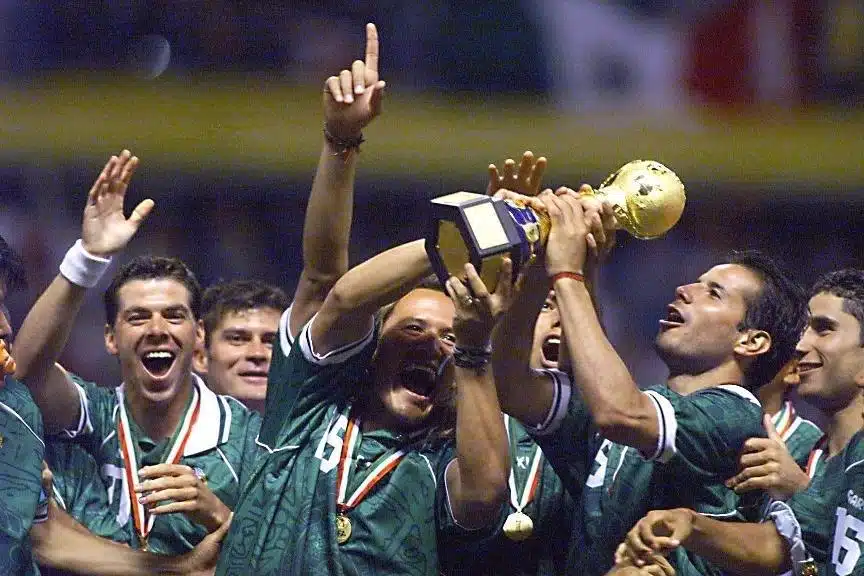 Selección mexicana de futbol festejando con su trofeo de la Copa Confederaciones