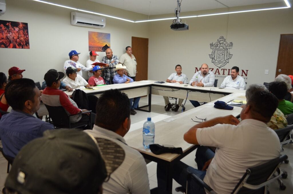 Pescadores mazatlecos reunidos con el personal de Sedectur