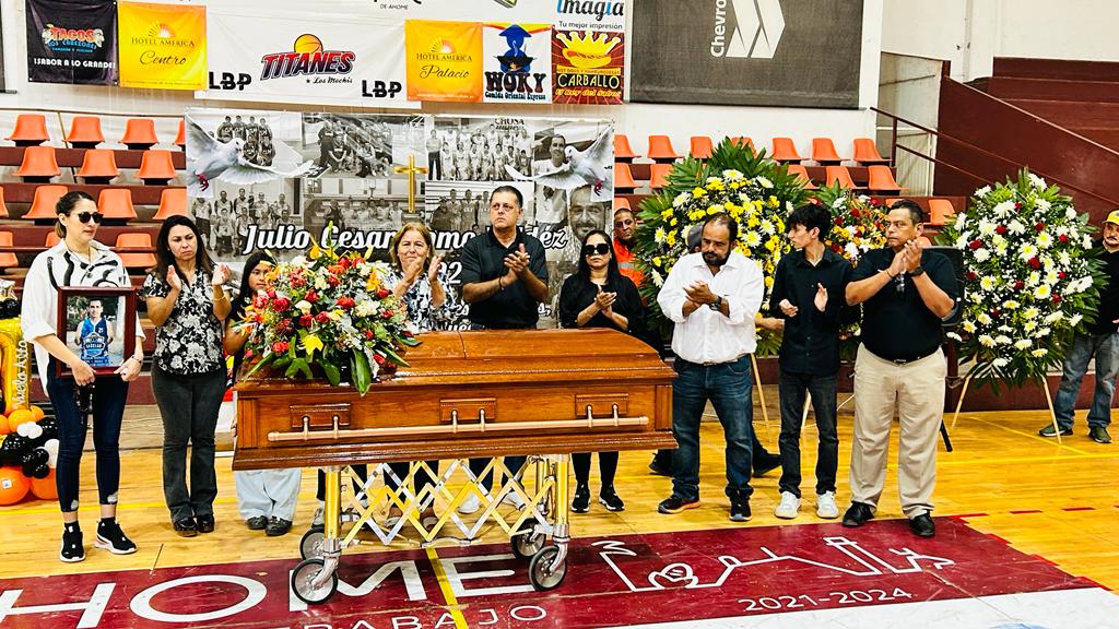 Despedida a Julio César Romo en el auditorio Benito Juárez García de Los Mochis