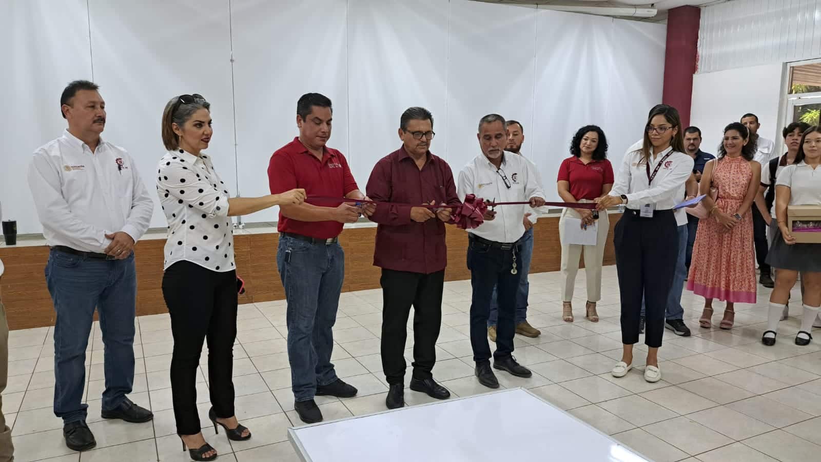 Directivos cortando el listón en la reinauguración de la nueva cafetería