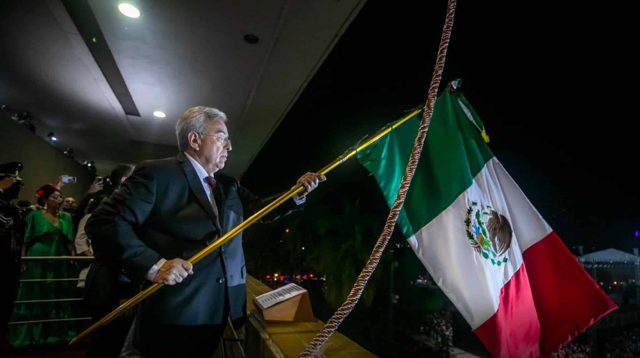 Gobernador Rubén Rocha Moya ondea bandera por el Día de la Independencia de México