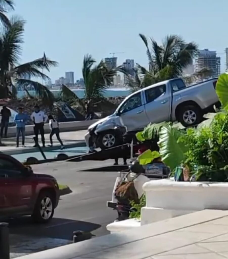 Camioneta tipo Hilux siendo retirada con una grúa