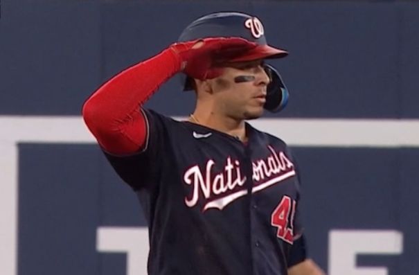 Joey Meneses portando el uniforme de los Nacionales de Washington