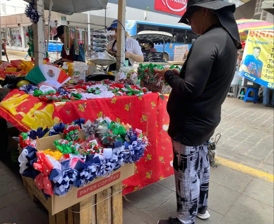 Josefina ordenando sus productos en su negocio