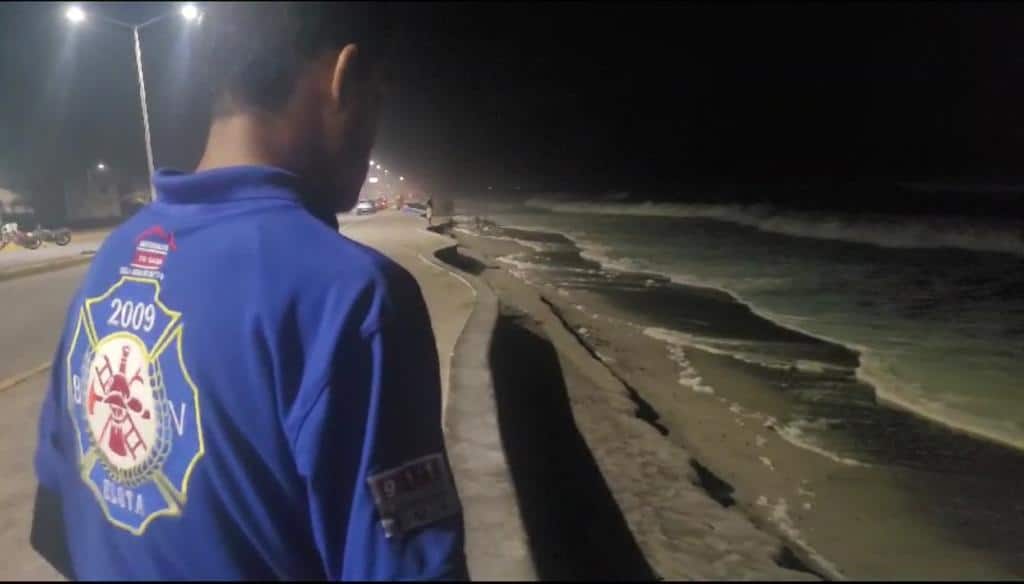 Protección Civil haciendo revisión de la marea en el mar de Elota