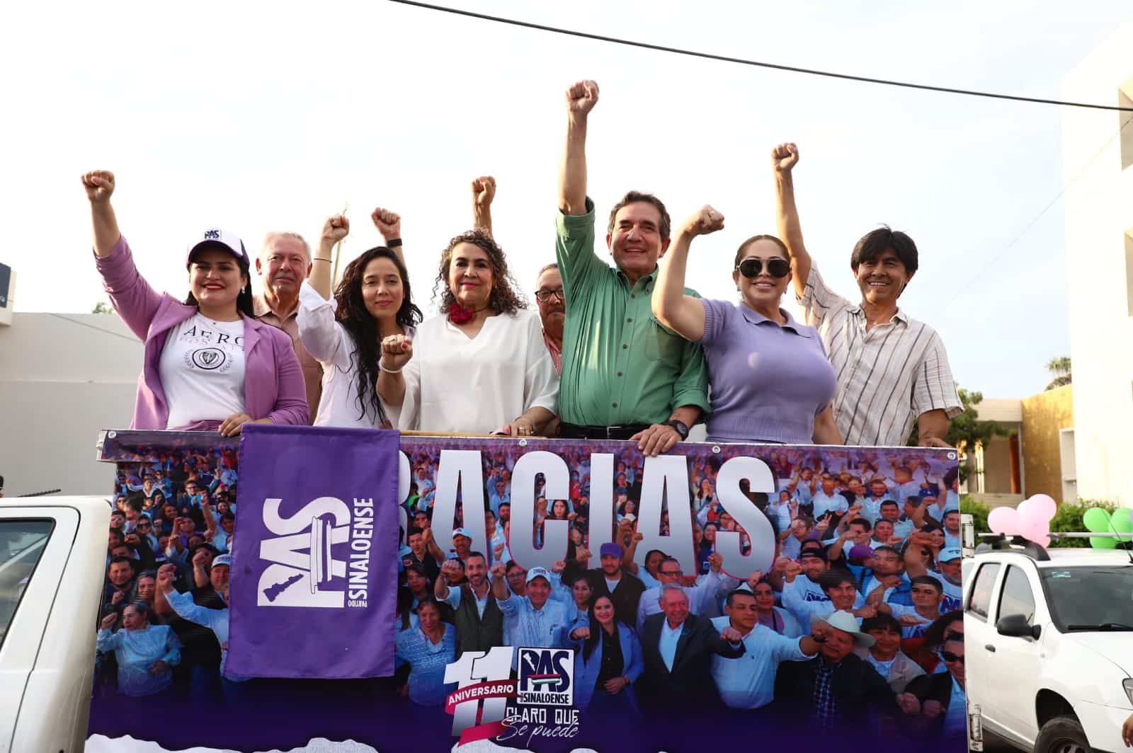 Cuen Ojeda junto a los militantes del PAS celebrando el 11 aniversario del partido