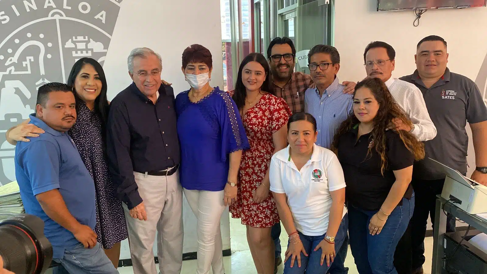 Gobernador Rocha junto a los alcaldes de Guasave, Culiacán y los trabajadores de la Unidad de Servicios Estatales